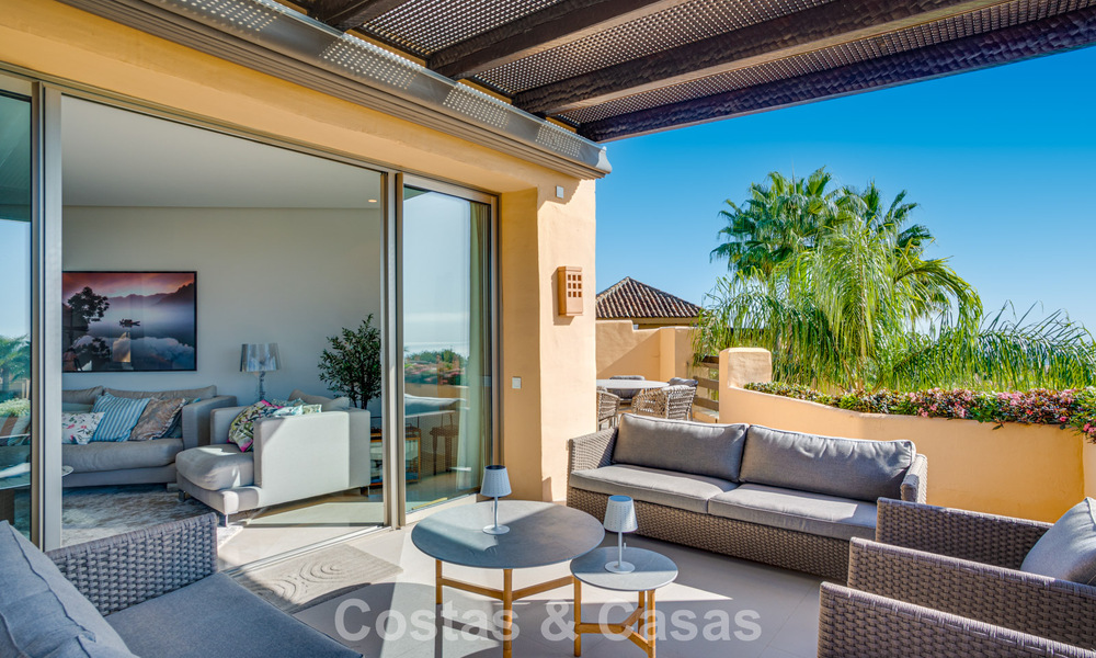 Instapklaar, gemoderniseerd penthouse te koop in een luxueus complex aan de Golden Mile van Marbella 790095