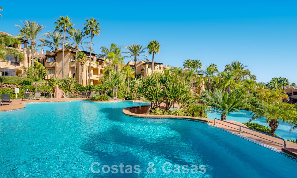 Instapklaar, gemoderniseerd penthouse te koop in een luxueus complex aan de Golden Mile van Marbella 790100