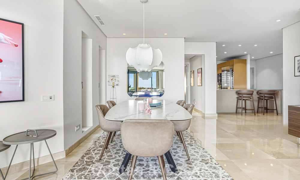 Instapklaar, gemoderniseerd penthouse te koop in een luxueus complex aan de Golden Mile van Marbella 790104