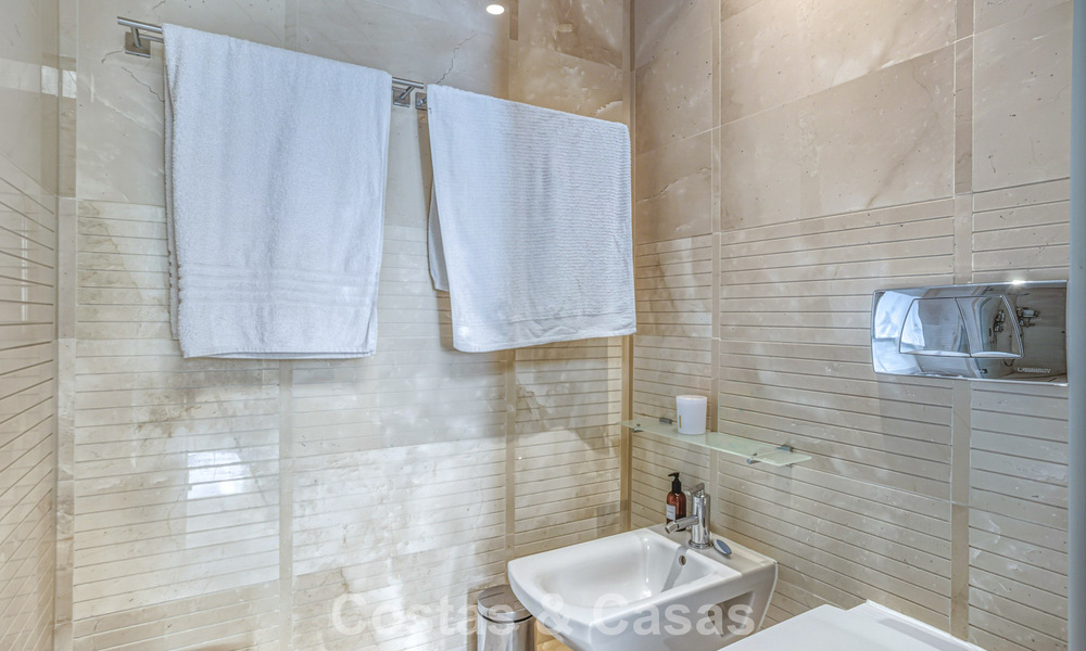 Instapklaar, gemoderniseerd penthouse te koop in een luxueus complex aan de Golden Mile van Marbella 790113