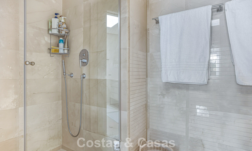 Instapklaar, gemoderniseerd penthouse te koop in een luxueus complex aan de Golden Mile van Marbella 790114