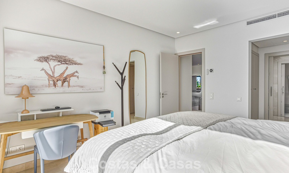 Instapklaar, gemoderniseerd penthouse te koop in een luxueus complex aan de Golden Mile van Marbella 790120