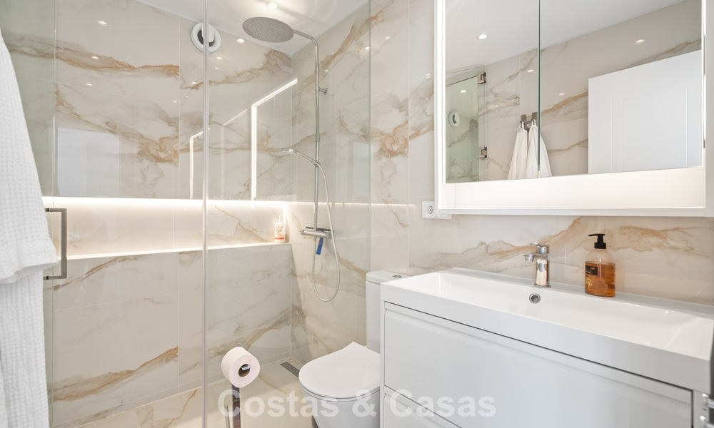 Charmant rijhuis met eigentijds interieur te koop, op loopafstand van het strand en het centrum van San Pedro, Marbella 790065