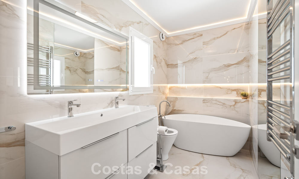 Charmant rijhuis met eigentijds interieur te koop, op loopafstand van het strand en het centrum van San Pedro, Marbella 790066