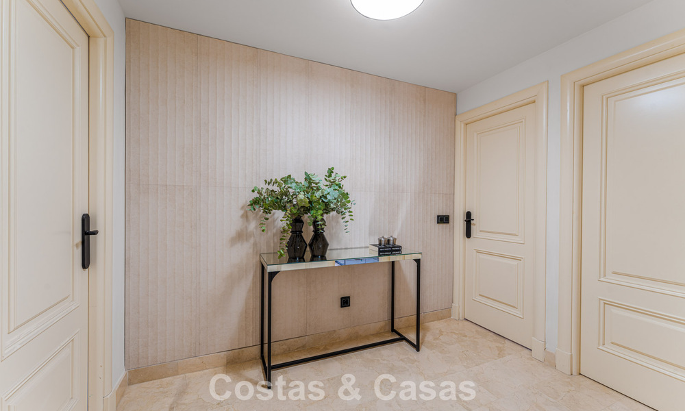 Modern gerenoveerd appartement te koop in een schitterend Sierra Blanca complex op de Golden Mile in Marbella 790280