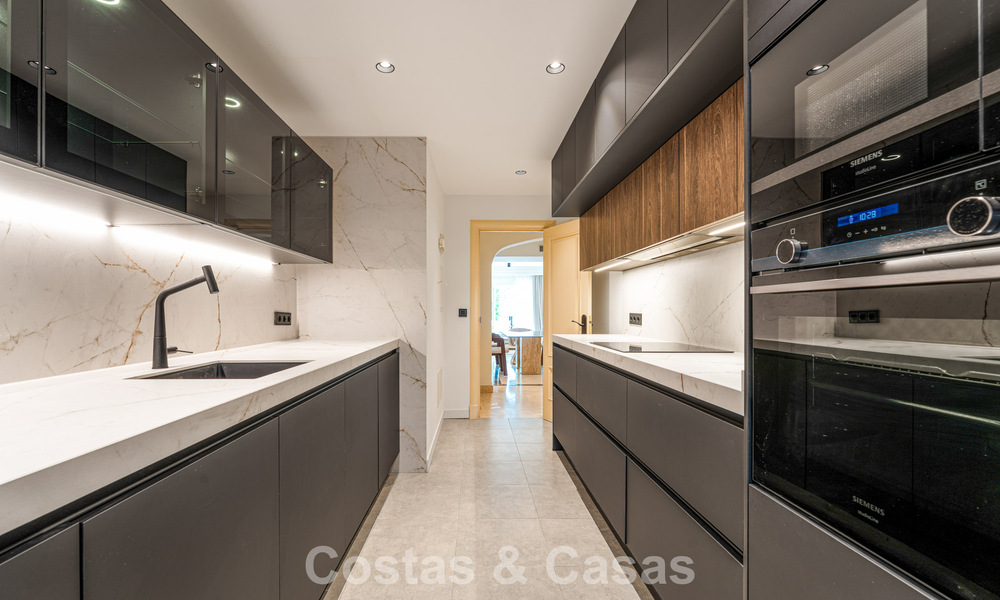 Modern gerenoveerd appartement te koop in een schitterend Sierra Blanca complex op de Golden Mile in Marbella 790288