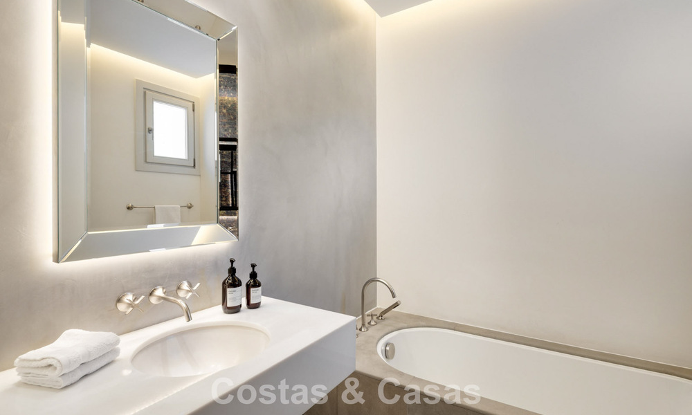 Mediterrane luxevilla met een klassieke architectuur te koop en zeezicht in het Marbella Club Resort in Benahavis 790355