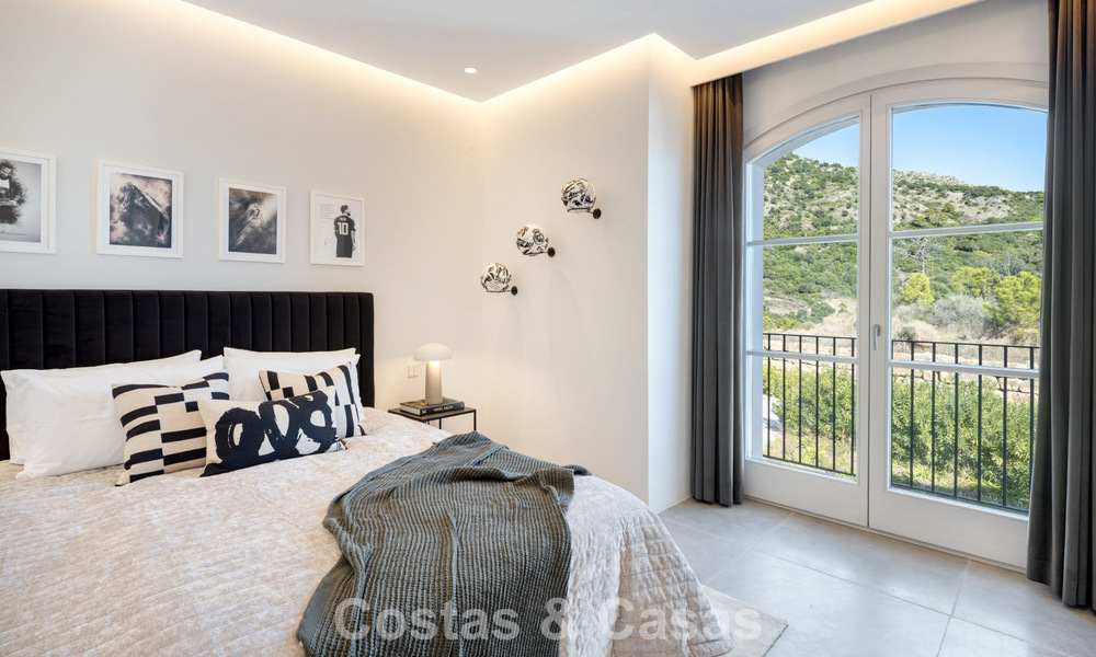 Mediterrane luxevilla met een klassieke architectuur te koop en zeezicht in het Marbella Club Resort in Benahavis 790356