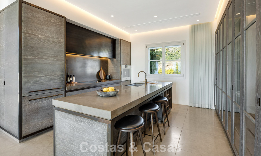 Mediterrane luxevilla met een klassieke architectuur te koop en zeezicht in het Marbella Club Resort in Benahavis 790366