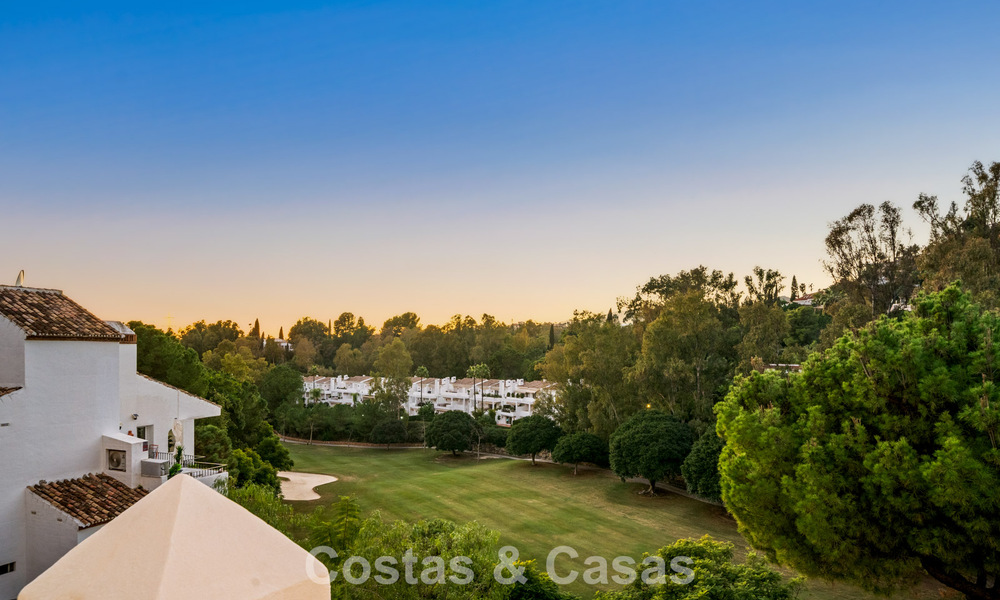 Instapklaar, eigentijds gerenoveerd, duplex appartement te koop met uitzicht op de golfbanen in La Quinta, Marbella - Benahavis 790459