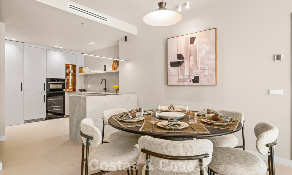 Instapklaar, eigentijds gerenoveerd, duplex appartement te koop met uitzicht op de golfbanen in La Quinta, Marbella - Benahavis 790469