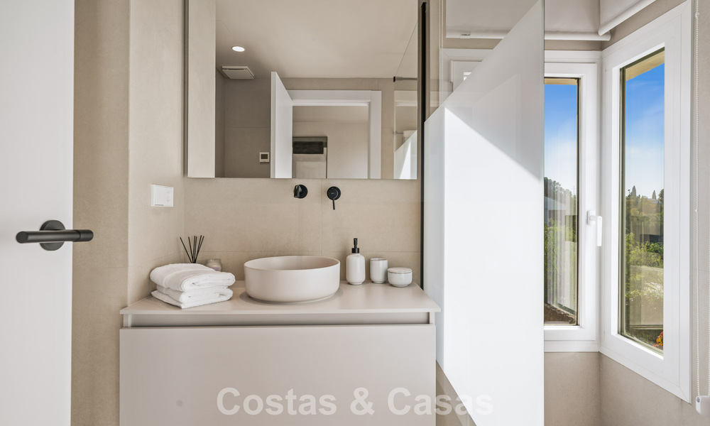 Instapklaar, eigentijds gerenoveerd, duplex appartement te koop met uitzicht op de golfbanen in La Quinta, Marbella - Benahavis 790480