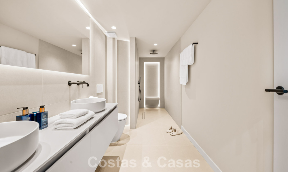 Instapklaar, eigentijds gerenoveerd, duplex appartement te koop met uitzicht op de golfbanen in La Quinta, Marbella - Benahavis 790488