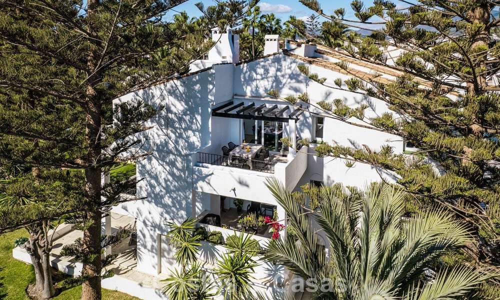 Eigentijds gerenoveerd ruim penthouse te koop op enkele stappen van het strand in San Pedro, Marbella 790512