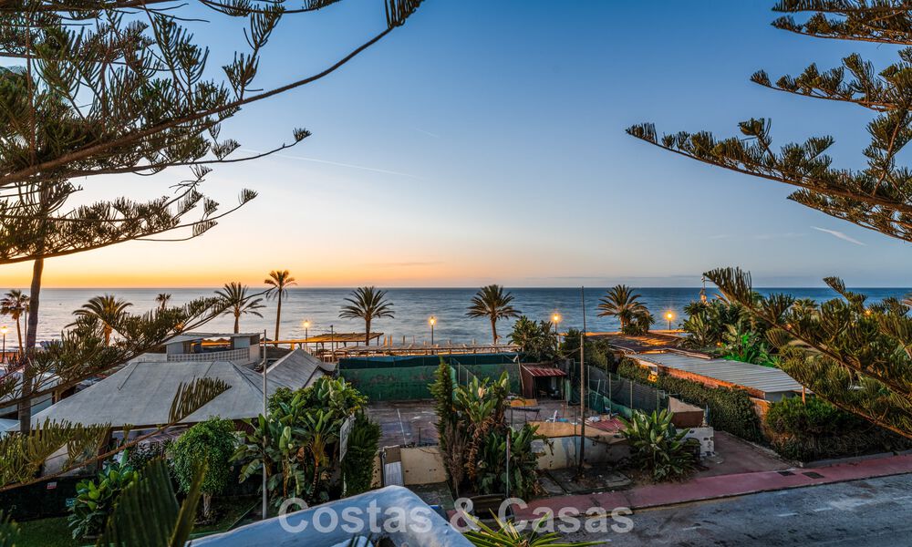 Eigentijds gerenoveerd ruim penthouse te koop op enkele stappen van het strand in San Pedro, Marbella 790515