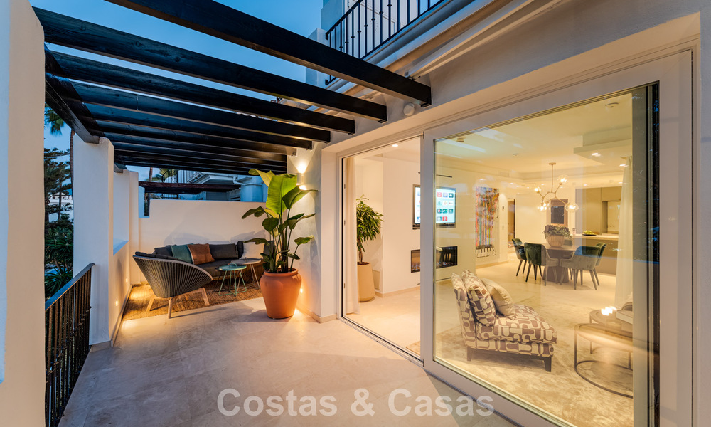 Eigentijds gerenoveerd ruim penthouse te koop op enkele stappen van het strand in San Pedro, Marbella 790516