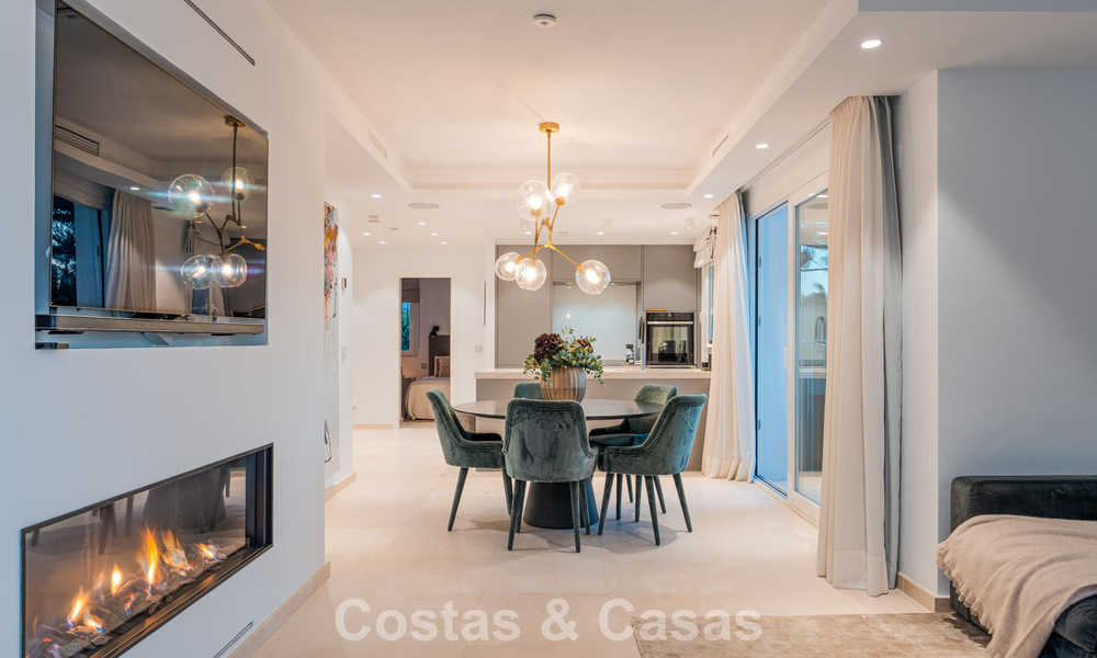 Eigentijds gerenoveerd ruim penthouse te koop op enkele stappen van het strand in San Pedro, Marbella 790522