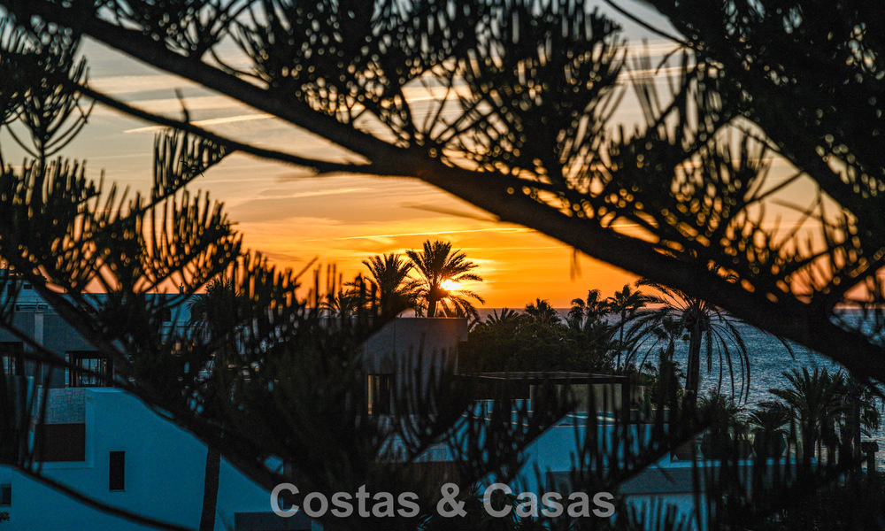 Eigentijds gerenoveerd ruim penthouse te koop op enkele stappen van het strand in San Pedro, Marbella 790525