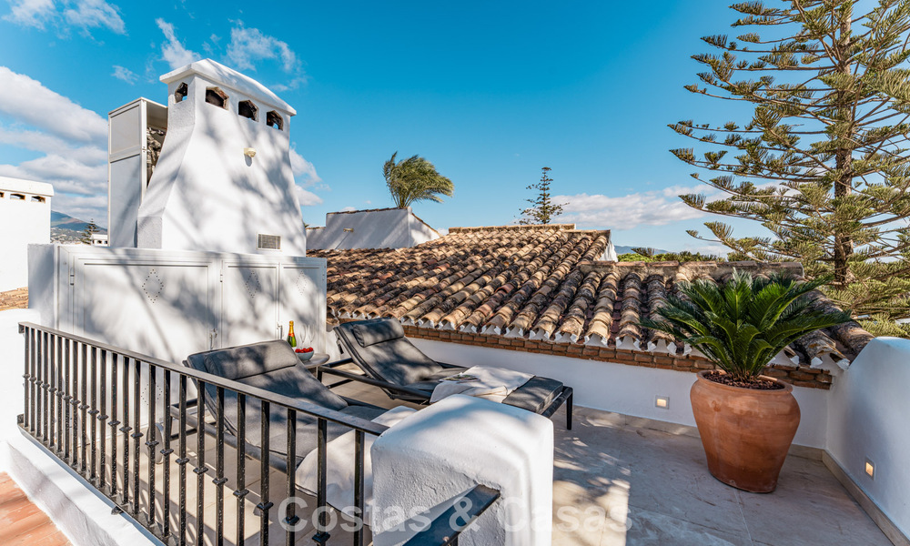 Eigentijds gerenoveerd ruim penthouse te koop op enkele stappen van het strand in San Pedro, Marbella 790542