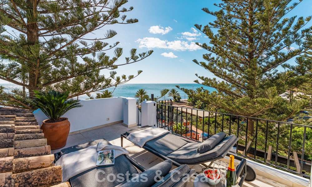 Eigentijds gerenoveerd ruim penthouse te koop op enkele stappen van het strand in San Pedro, Marbella 790543