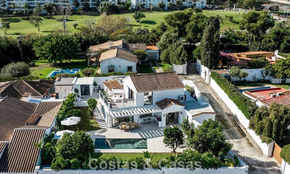Villa met moderne mediterrane flair te koop op enkele minuten lopen van het strand en centrum van San Pedro, Marbella 790559