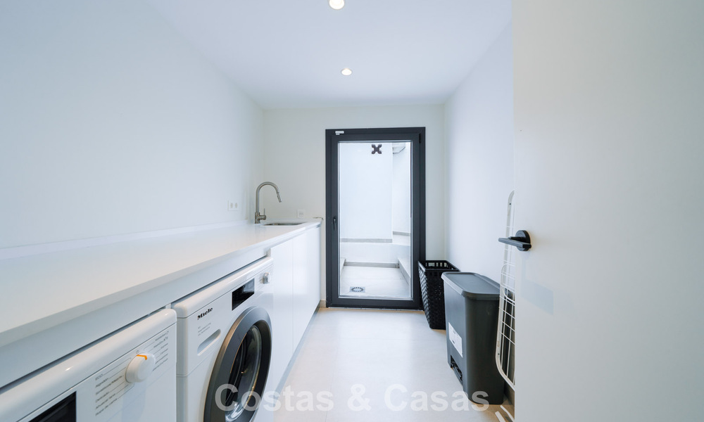 Villa met moderne mediterrane flair te koop op enkele minuten lopen van het strand en centrum van San Pedro, Marbella 790574