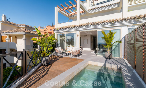 Eigentijds gerenoveerd 3-slaapkamer appartement te koop met privézwembad en zeezicht in Nueva Andalucia, Marbella 790786