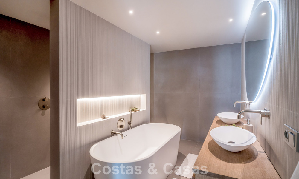 Eigentijds gerenoveerd 3-slaapkamer appartement te koop met privézwembad en zeezicht in Nueva Andalucia, Marbella 790804