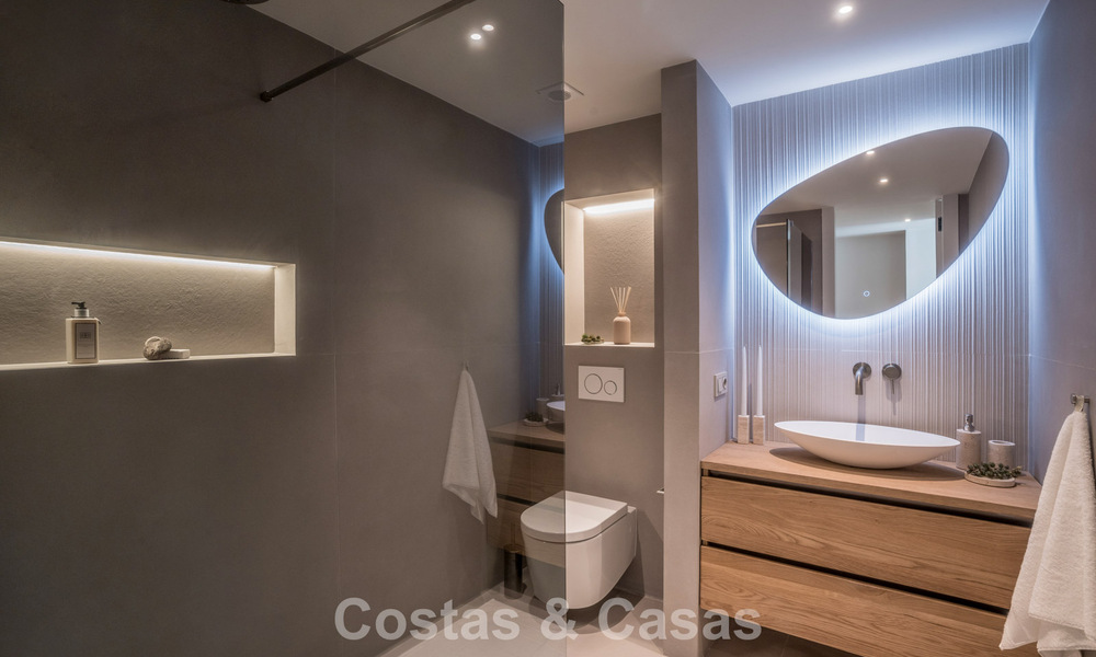 Eigentijds gerenoveerd 3-slaapkamer appartement te koop met privézwembad en zeezicht in Nueva Andalucia, Marbella 790806