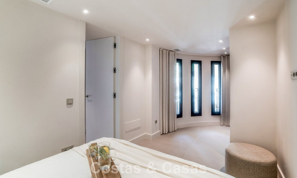 Eigentijds gerenoveerd 3-slaapkamer appartement te koop met privézwembad en zeezicht in Nueva Andalucia, Marbella 790807