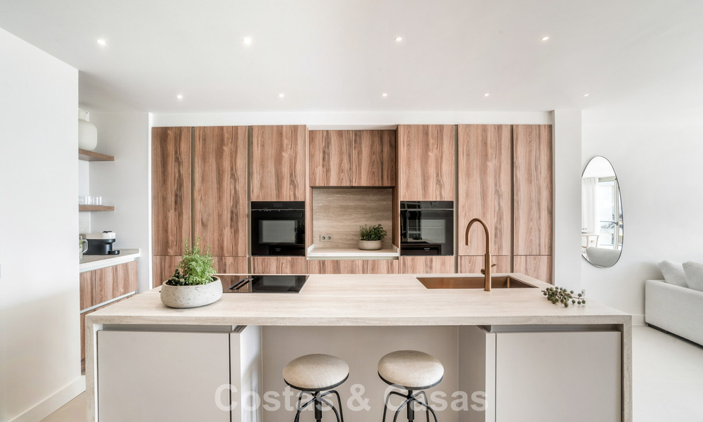 Eigentijds gerenoveerd 3-slaapkamer appartement te koop met privézwembad en zeezicht in Nueva Andalucia, Marbella 790811