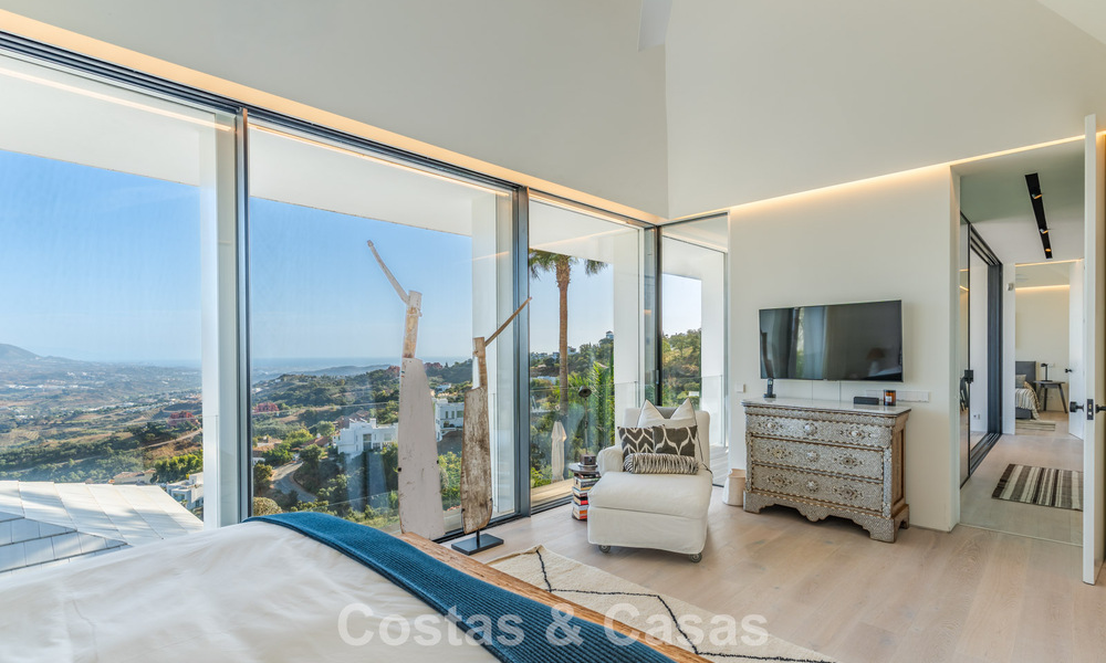 Eigentijdse luxevilla met panoramisch berg- en zeezicht te koop in de heuvels van Oost-Marbella 790946
