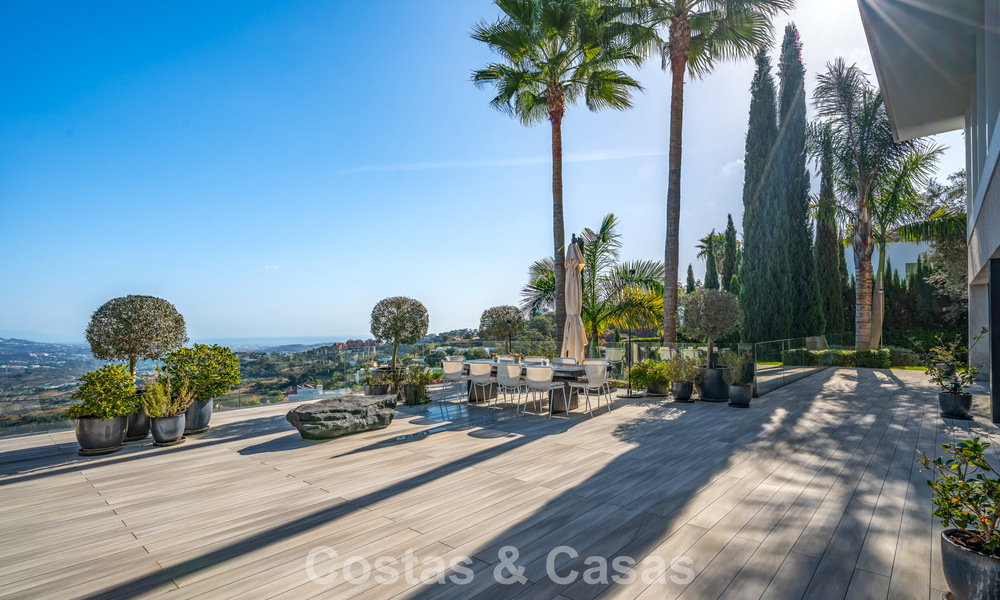 Eigentijdse luxevilla met panoramisch berg- en zeezicht te koop in de heuvels van Oost-Marbella 790950