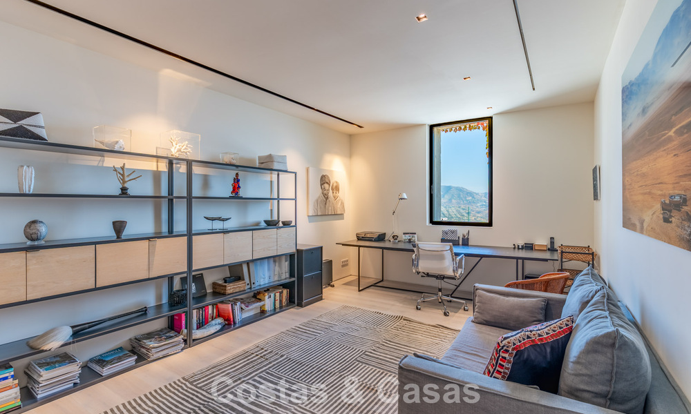 Eigentijdse luxevilla met panoramisch berg- en zeezicht te koop in de heuvels van Oost-Marbella 790968
