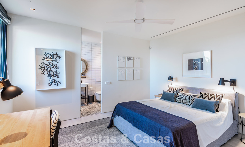Eigentijdse luxevilla met panoramisch berg- en zeezicht te koop in de heuvels van Oost-Marbella 790972