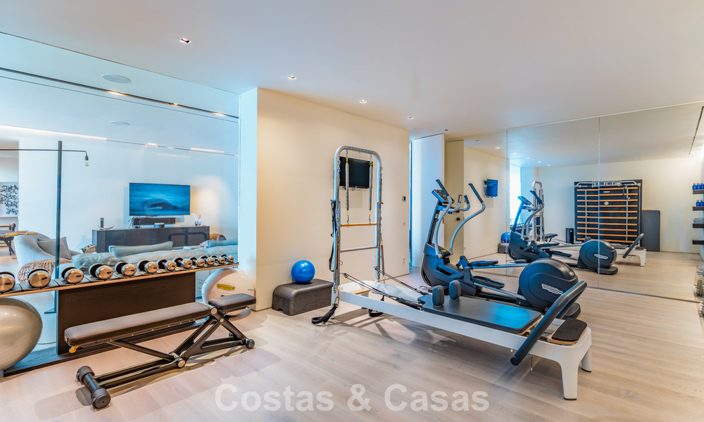 Eigentijdse luxevilla met panoramisch berg- en zeezicht te koop in de heuvels van Oost-Marbella 790976