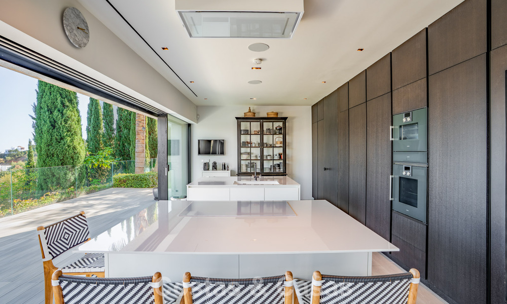 Eigentijdse luxevilla met panoramisch berg- en zeezicht te koop in de heuvels van Oost-Marbella 790988