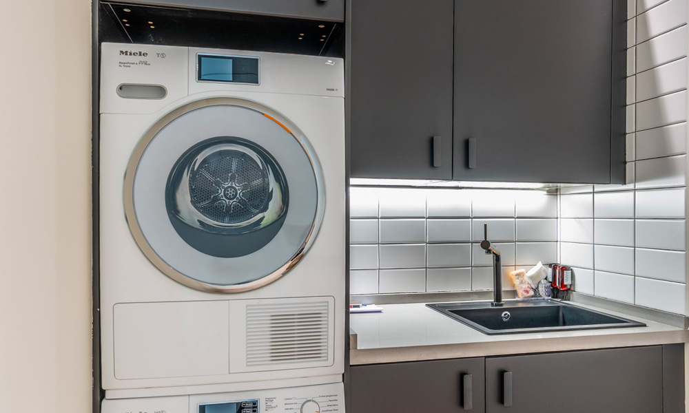 Eigentijdse luxevilla met panoramisch berg- en zeezicht te koop in de heuvels van Oost-Marbella 790989