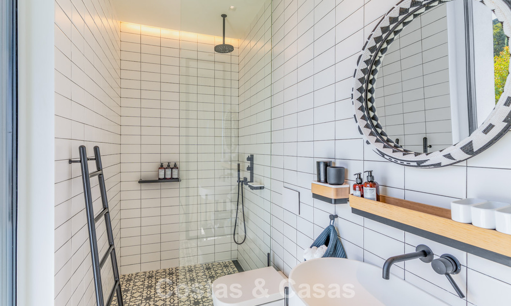 Eigentijdse luxevilla met panoramisch berg- en zeezicht te koop in de heuvels van Oost-Marbella 790994