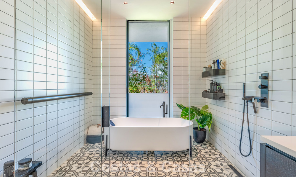 Eigentijdse luxevilla met panoramisch berg- en zeezicht te koop in de heuvels van Oost-Marbella 790995