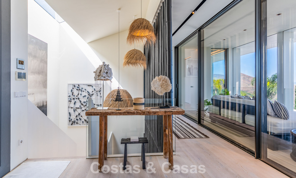 Eigentijdse luxevilla met panoramisch berg- en zeezicht te koop in de heuvels van Oost-Marbella 790997