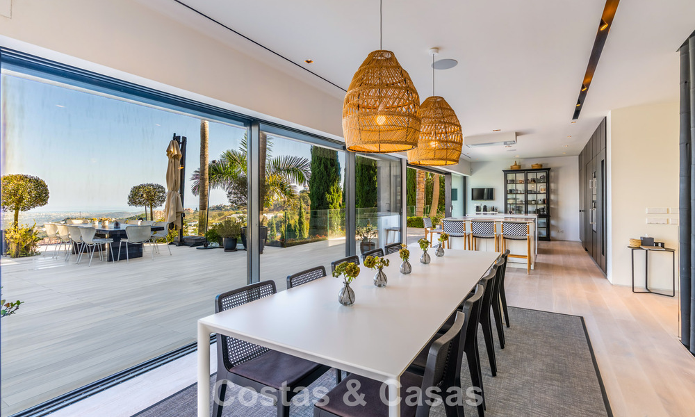 Eigentijdse luxevilla met panoramisch berg- en zeezicht te koop in de heuvels van Oost-Marbella 790998