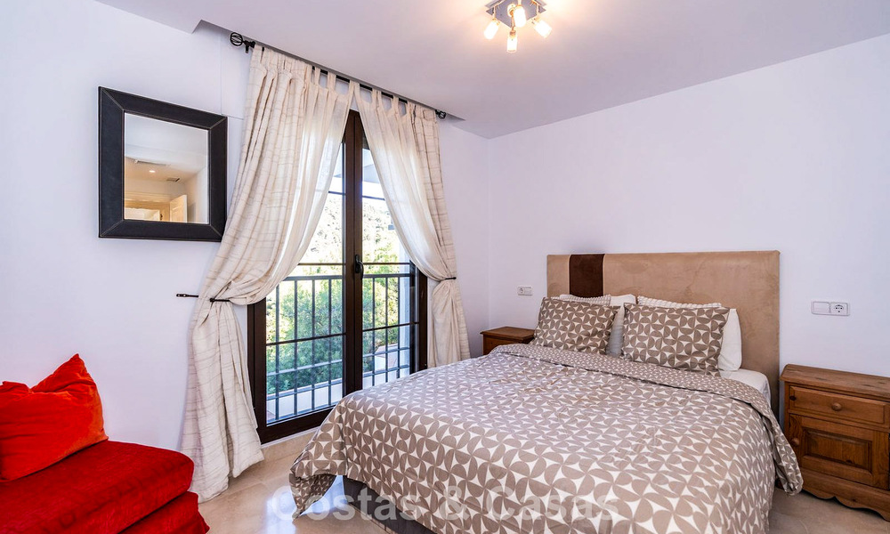 Verzorgd Mediterraan appartement met golf- en zeezicht te koop in een golfresort in de heuvels van Marbella - Benahavis 790920