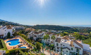 Verzorgd Mediterraan appartement met golf- en zeezicht te koop in een golfresort in de heuvels van Marbella - Benahavis 790931 