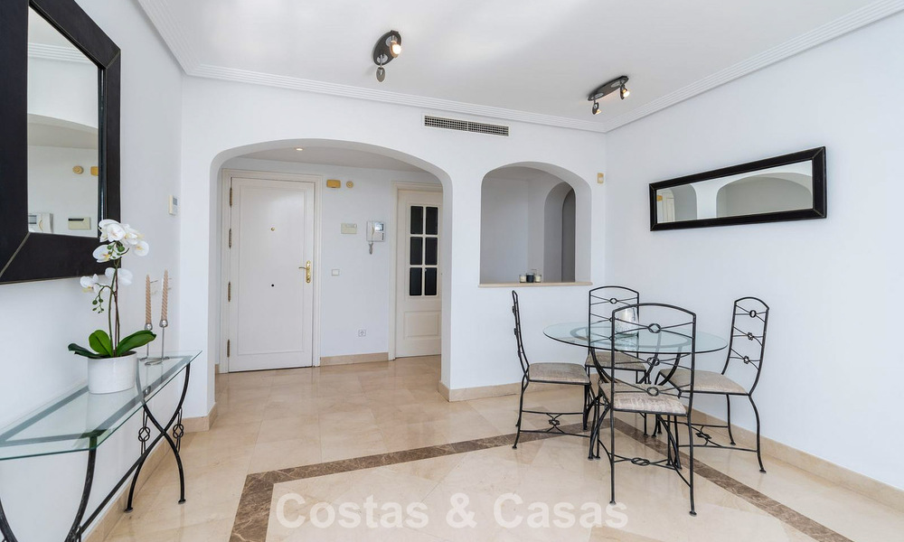 Verzorgd Mediterraan appartement met golf- en zeezicht te koop in een golfresort in de heuvels van Marbella - Benahavis 790936