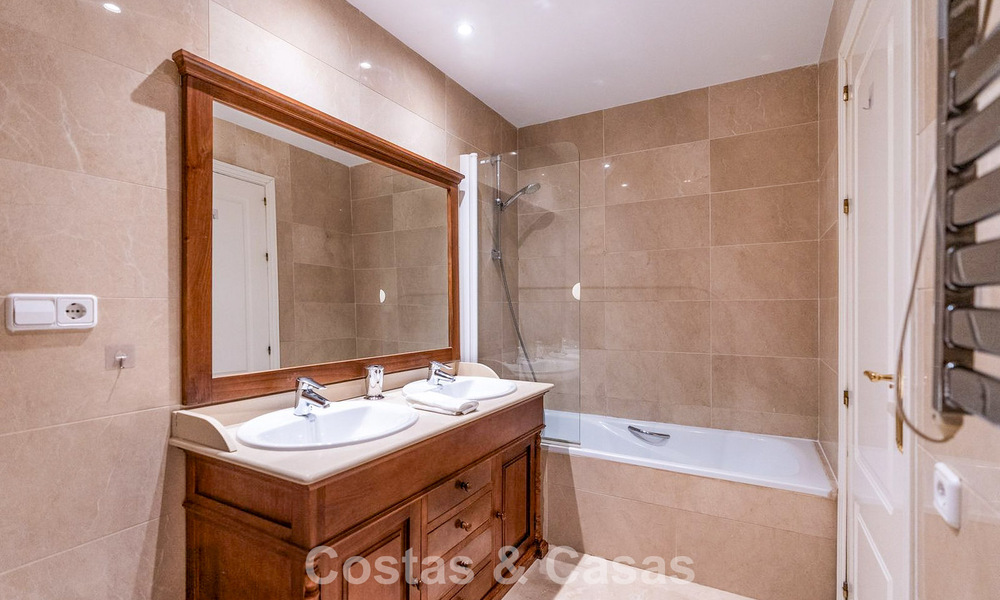 Verzorgd Mediterraan appartement met golf- en zeezicht te koop in een golfresort in de heuvels van Marbella - Benahavis 790940