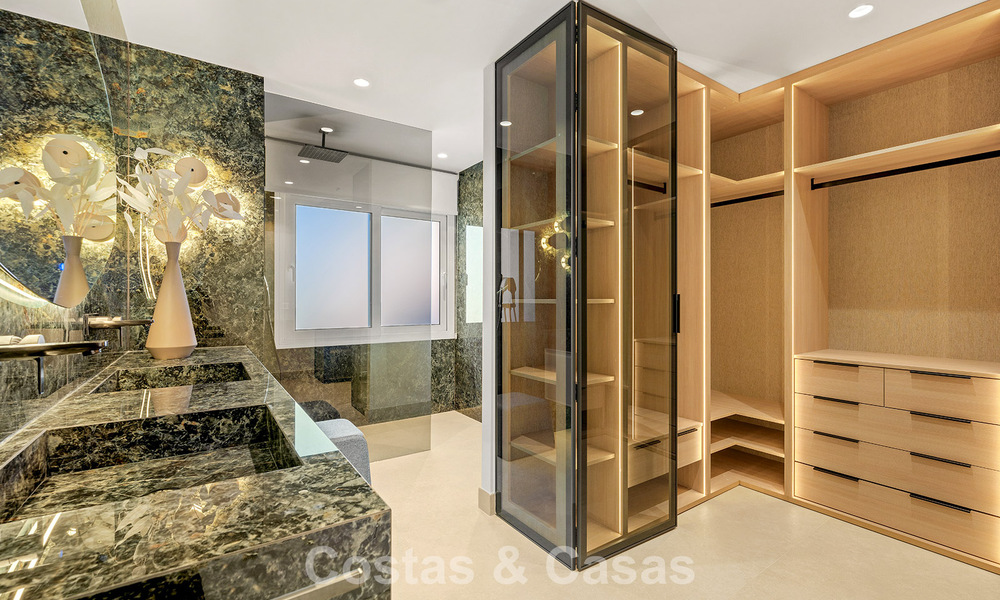 Ruim duplex penthouse te koop met zeezicht in een iconisch strandcomplex op de New Golden Mile, Marbella - Estepona 790826