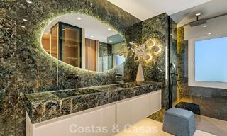 Ruim duplex penthouse te koop met zeezicht in een iconisch strandcomplex op de New Golden Mile, Marbella - Estepona 790828 