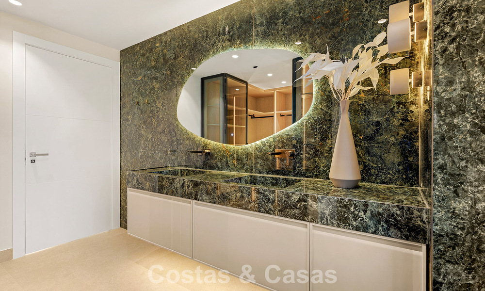 Ruim duplex penthouse te koop met zeezicht in een iconisch strandcomplex op de New Golden Mile, Marbella - Estepona 790830