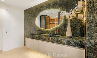 Ruim duplex penthouse te koop met zeezicht in een iconisch strandcomplex op de New Golden Mile, Marbella - Estepona 790830 